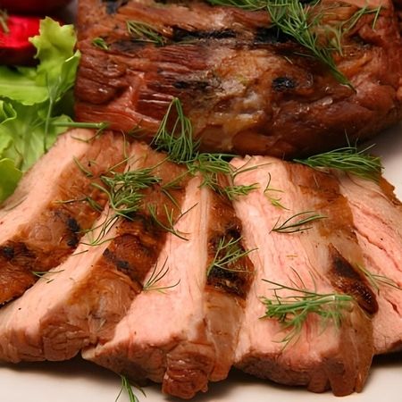Aufgeschnittenes Fleisch, serviert mit einer Auswahl an Gemüse